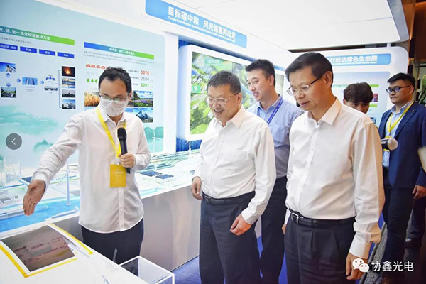 国家能源局局长章建华国际能源变革对话闭门会议间隙考察LY乐鱼展台